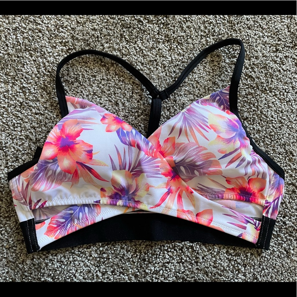 Victoria’s Secret Sports Bra size Small NEW